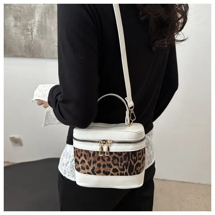 Narrow Leopard Print Crossbody Bag White Gold Zipper — feature 12