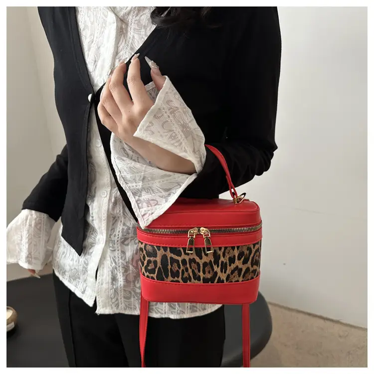 Narrow Leopard Print Crossbody Bag White Gold Zipper — feature 13
