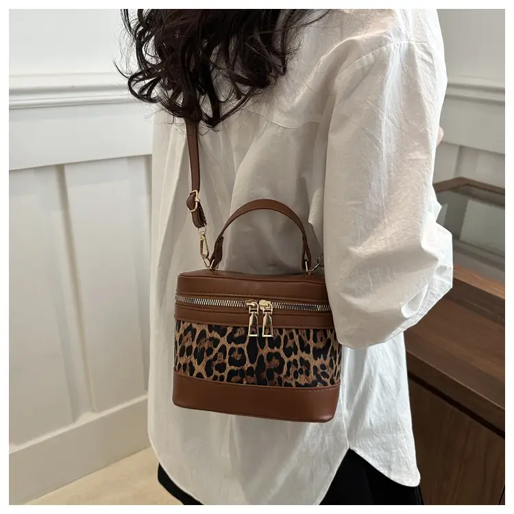 Narrow Leopard Print Crossbody Bag White Gold Zipper — feature 16