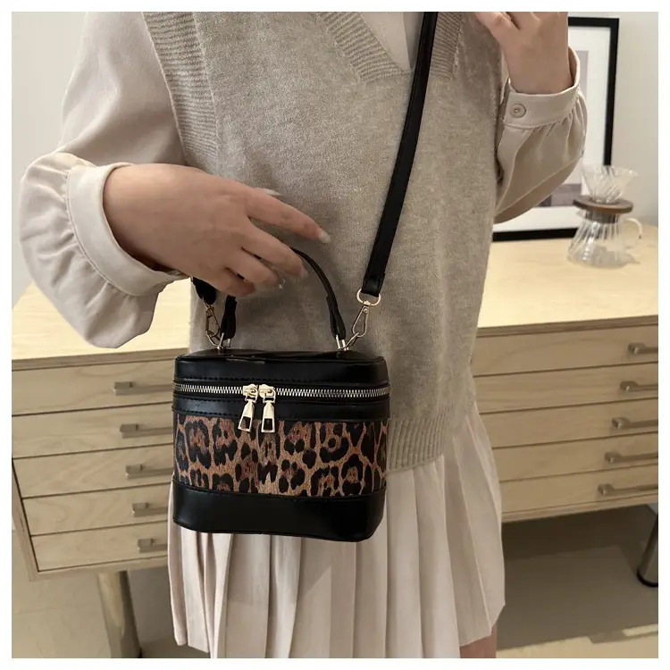 Narrow Leopard Print Crossbody Bag White Gold Zipper — feature 18