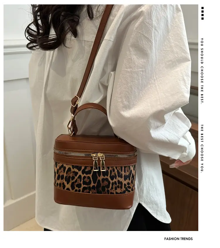 Narrow Leopard Print Crossbody Bag White Gold Zipper — feature 2
