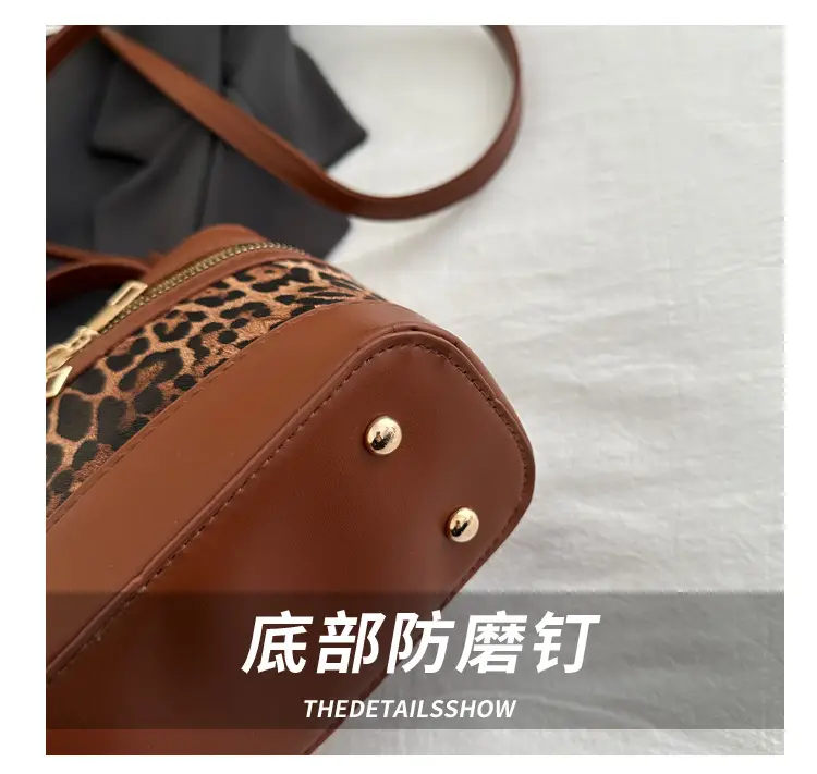 Narrow Leopard Print Crossbody Bag White Gold Zipper — feature 5
