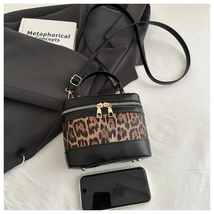 Narrow Leopard Print Crossbody Bag White Gold Zipper — feature 9