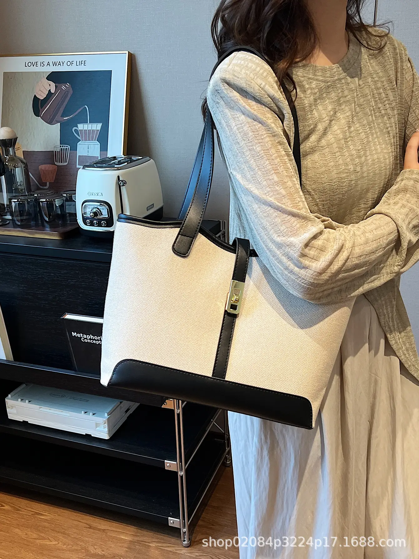 2026 Large Capacity Women's Tote Bag with Gold Plated Handle - Image 5