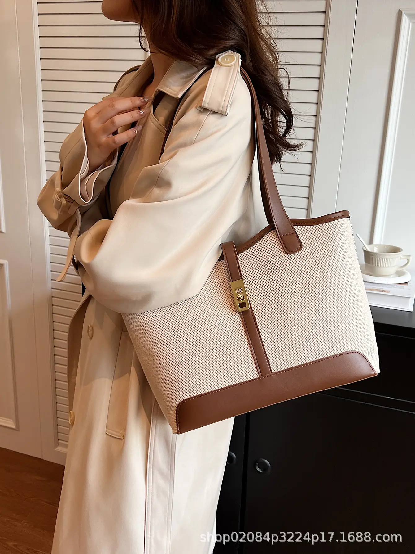 2026 Large Capacity Women's Tote Bag with Gold Plated Handle - Image 6