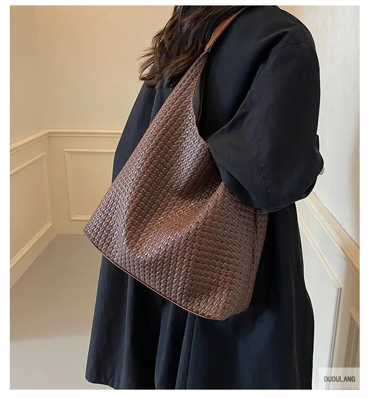 Retro Woven Shoulder Bag Black Large Capacity Women — feature 1