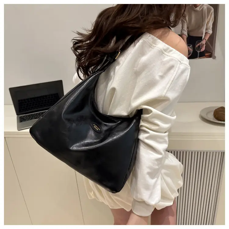 Black Leather Shoulder Bag for Women 2026 — feature 7