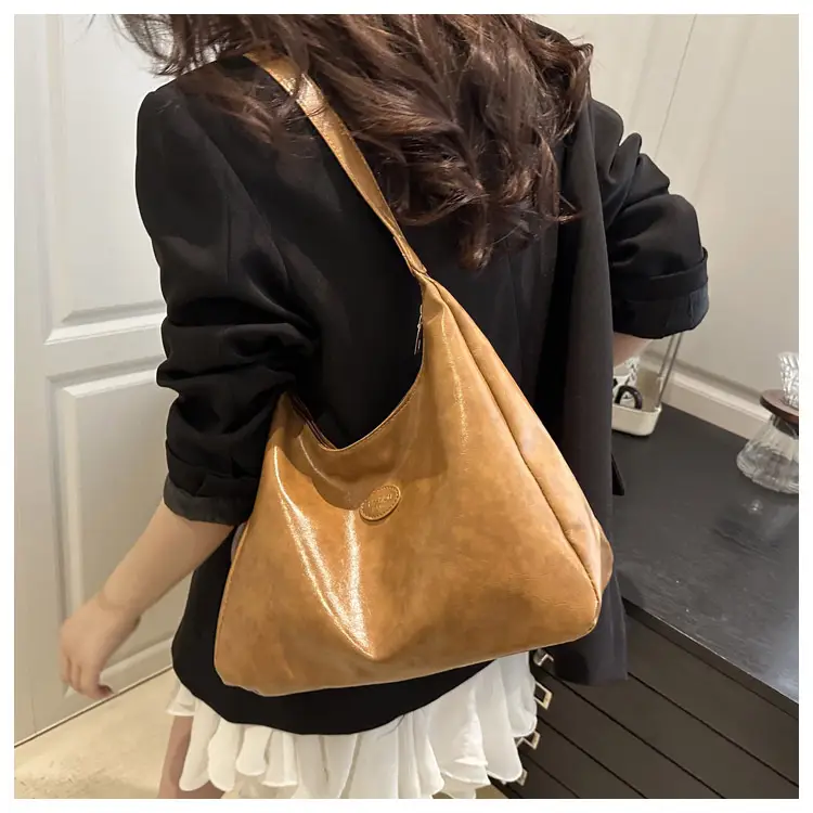 Black Leather Shoulder Bag for Women 2026 — feature 8