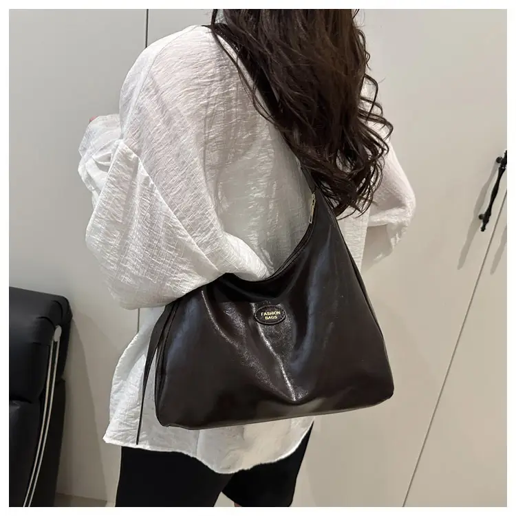 Black Leather Shoulder Bag for Women 2026 — feature 9
