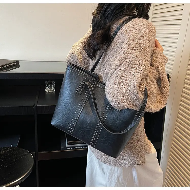 Brown Leather Large Capacity Women's Tote Bag — feature 4