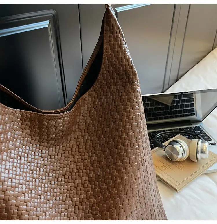Large Capacity Woven Bucket Bag for Women Brown Black — feature 25