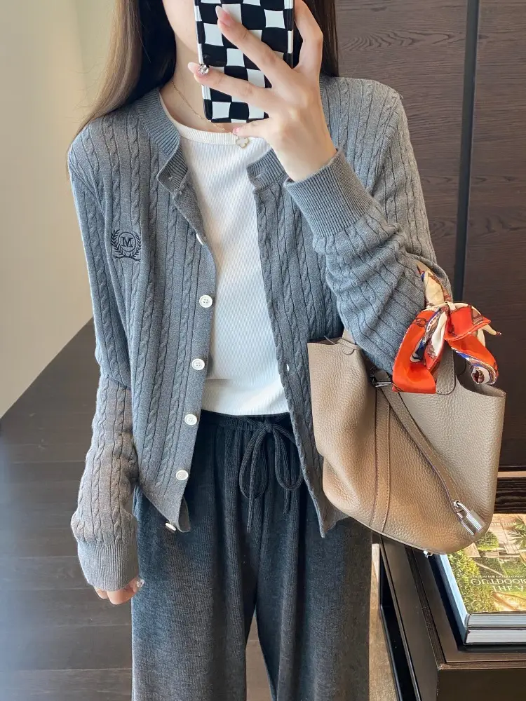 【Special Offer, No Returns or Exchanges】A Must-Have for Spring and Autumn, Layered Wear, Round Neck, Semi-High Collar, Long-Sleeve T-Shirt for Women in Autumn — feature 35