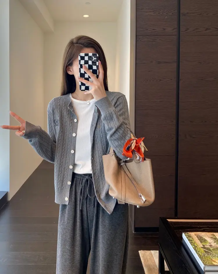 【Special Offer, No Returns or Exchanges】A Must-Have for Spring and Autumn, Layered Wear, Round Neck, Semi-High Collar, Long-Sleeve T-Shirt for Women in Autumn — feature 37