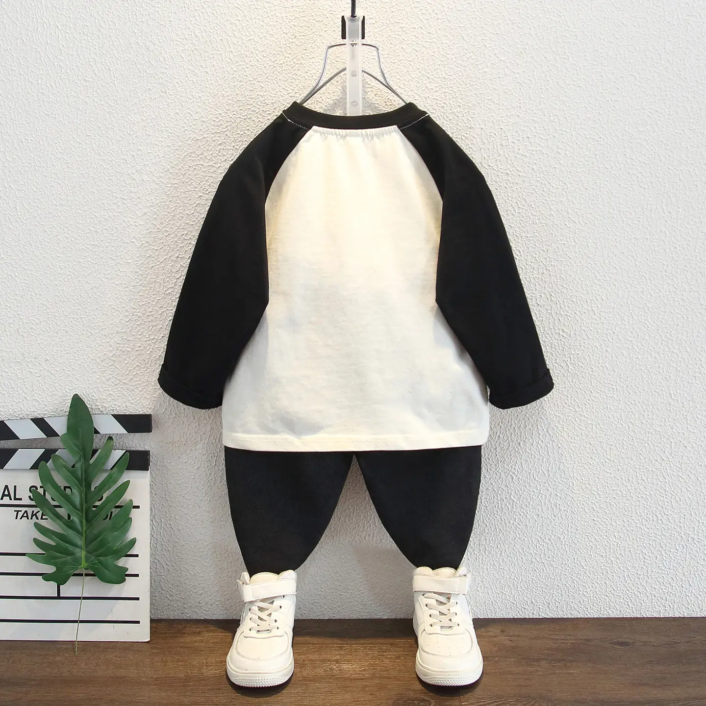 Boys Raglan Sleeve T-Shirt White Black Medium - Image 4