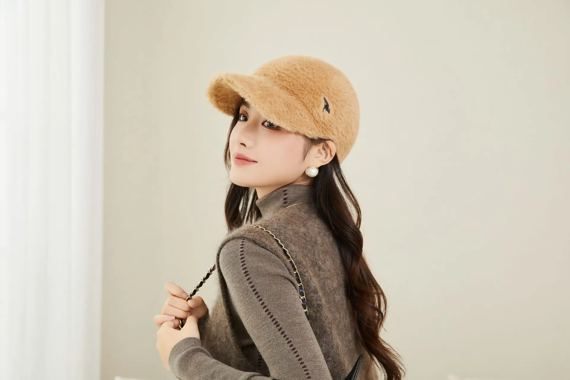 2025 Plush Duckbill Cap Winter Women's Warm Hat — feature 15