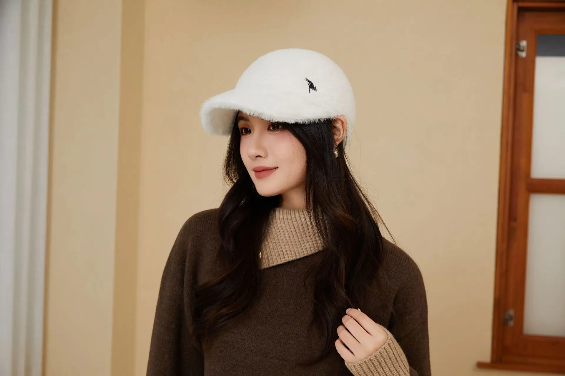 2025 Plush Duckbill Cap Winter Women's Warm Hat — feature 3