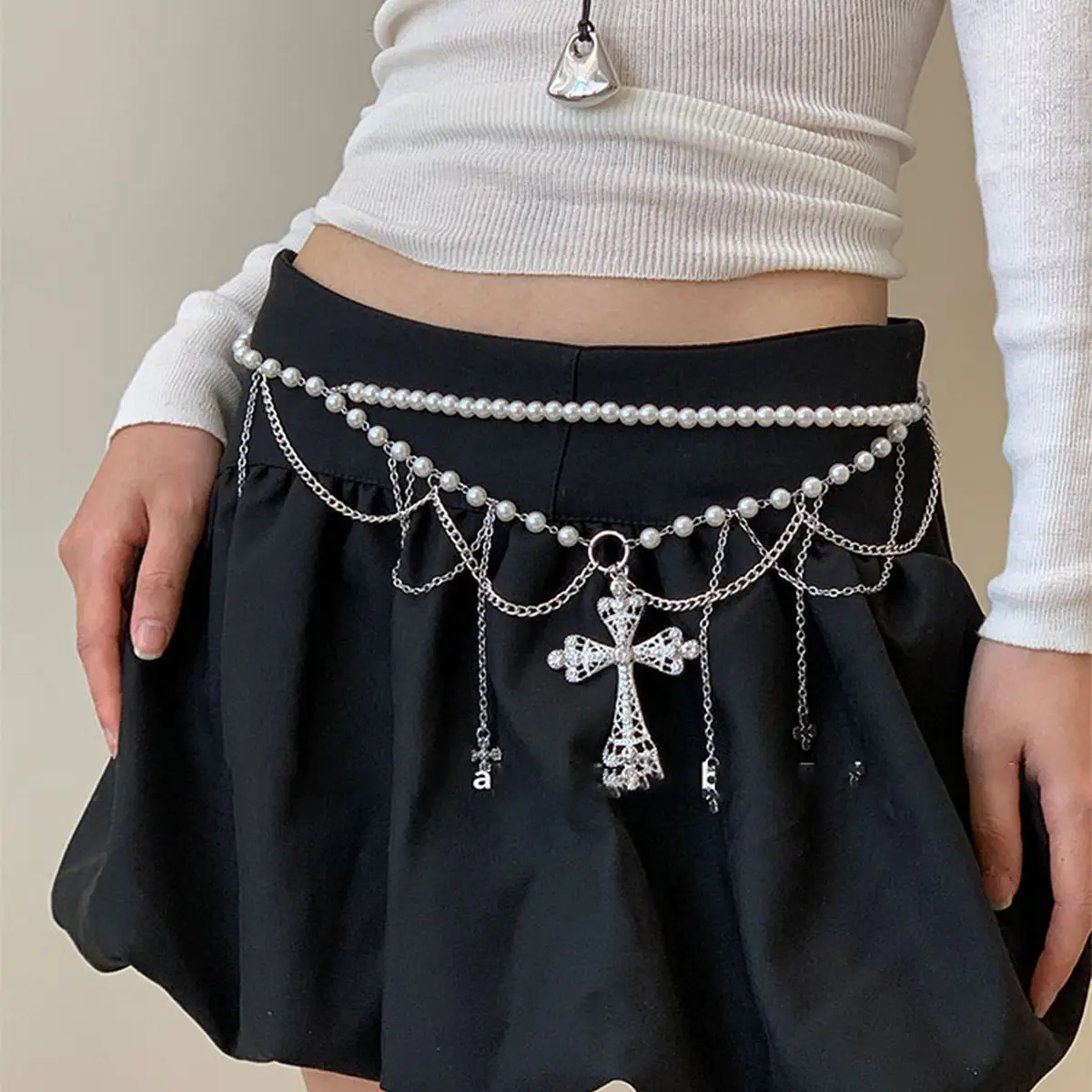Diamond-Encrusted Pearl Waist Chain Accessory - Image 4