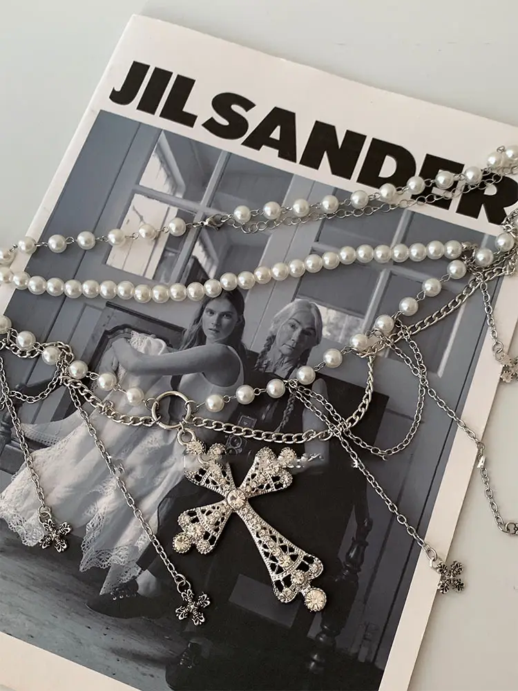 Diamond-Encrusted Pearl Waist Chain Accessory — feature 3