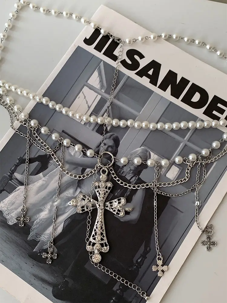 Diamond-Encrusted Pearl Waist Chain Accessory — feature 5