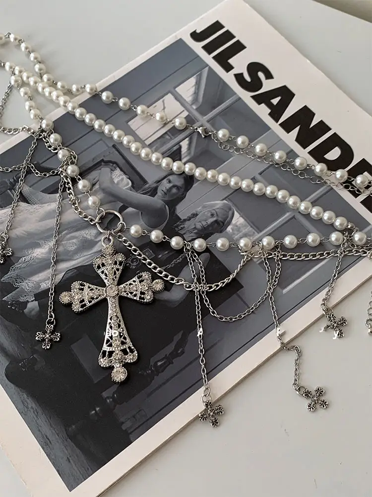 Diamond-Encrusted Pearl Waist Chain Accessory — feature 8