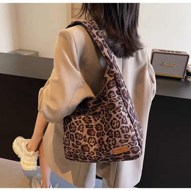 Leopard Textured Women's Shoulder Crossbody Bag Large Capacity — feature 13