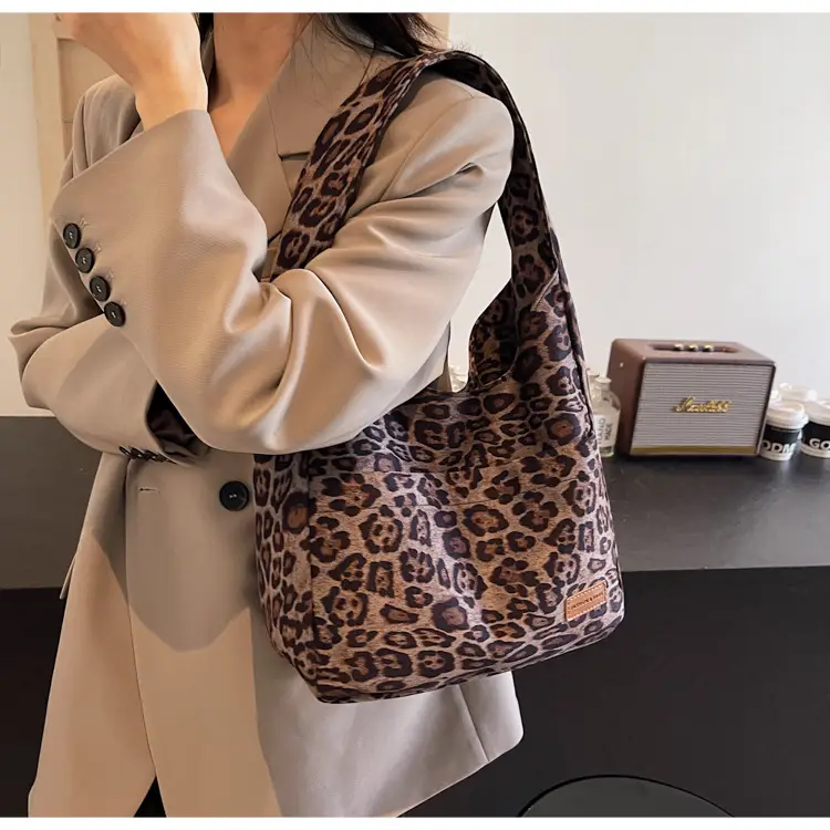 Leopard Textured Women's Shoulder Crossbody Bag Large Capacity — feature 14