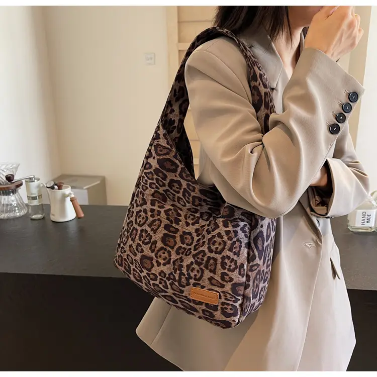 Leopard Textured Women's Shoulder Crossbody Bag Large Capacity — feature 16