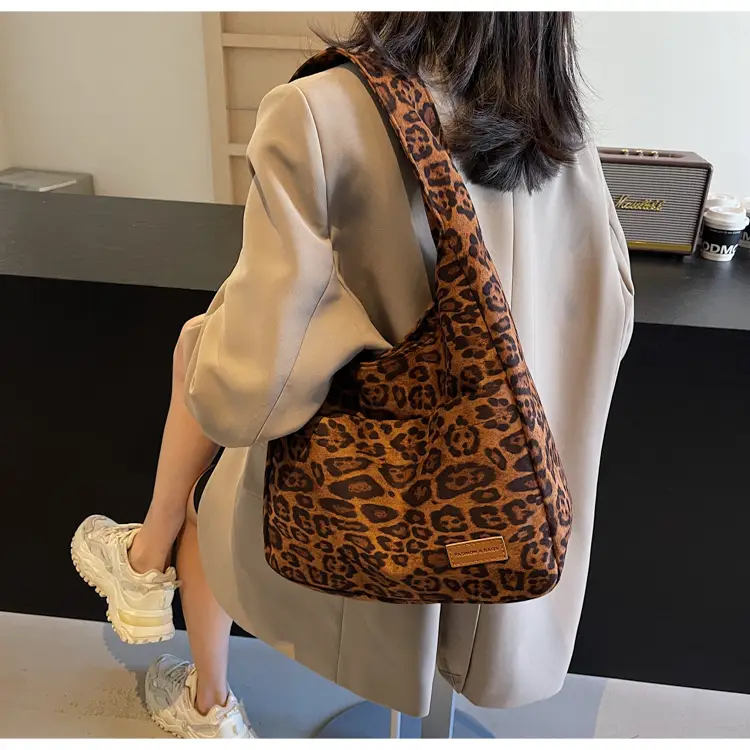 Leopard Textured Women's Shoulder Crossbody Bag Large Capacity — feature 17