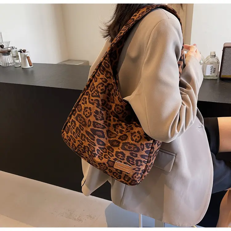 Leopard Textured Women's Shoulder Crossbody Bag Large Capacity — feature 19
