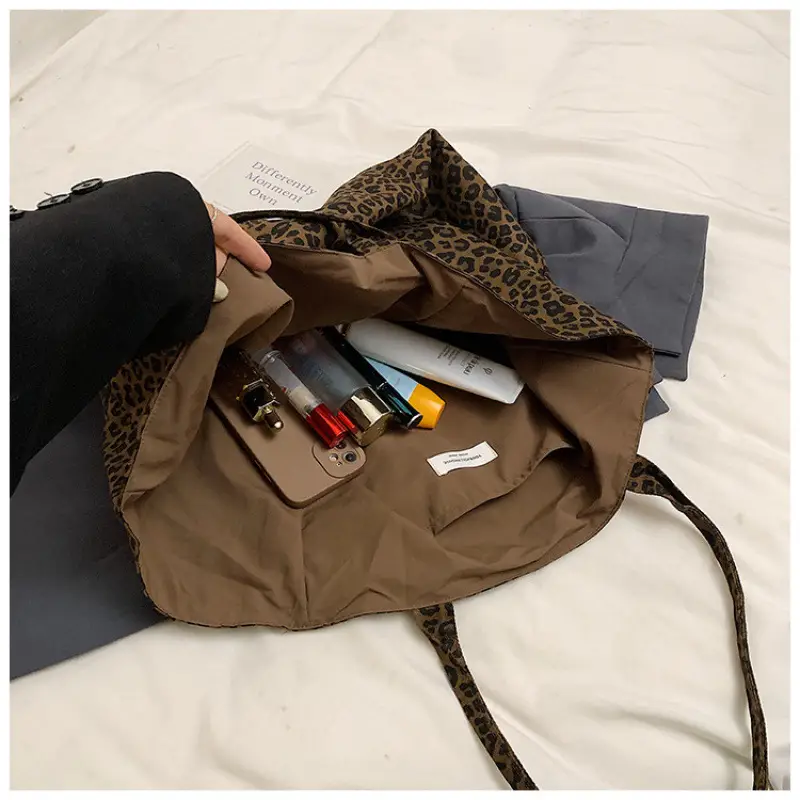 Leopard Print Large Capacity Women's Tote Bag - Image 4