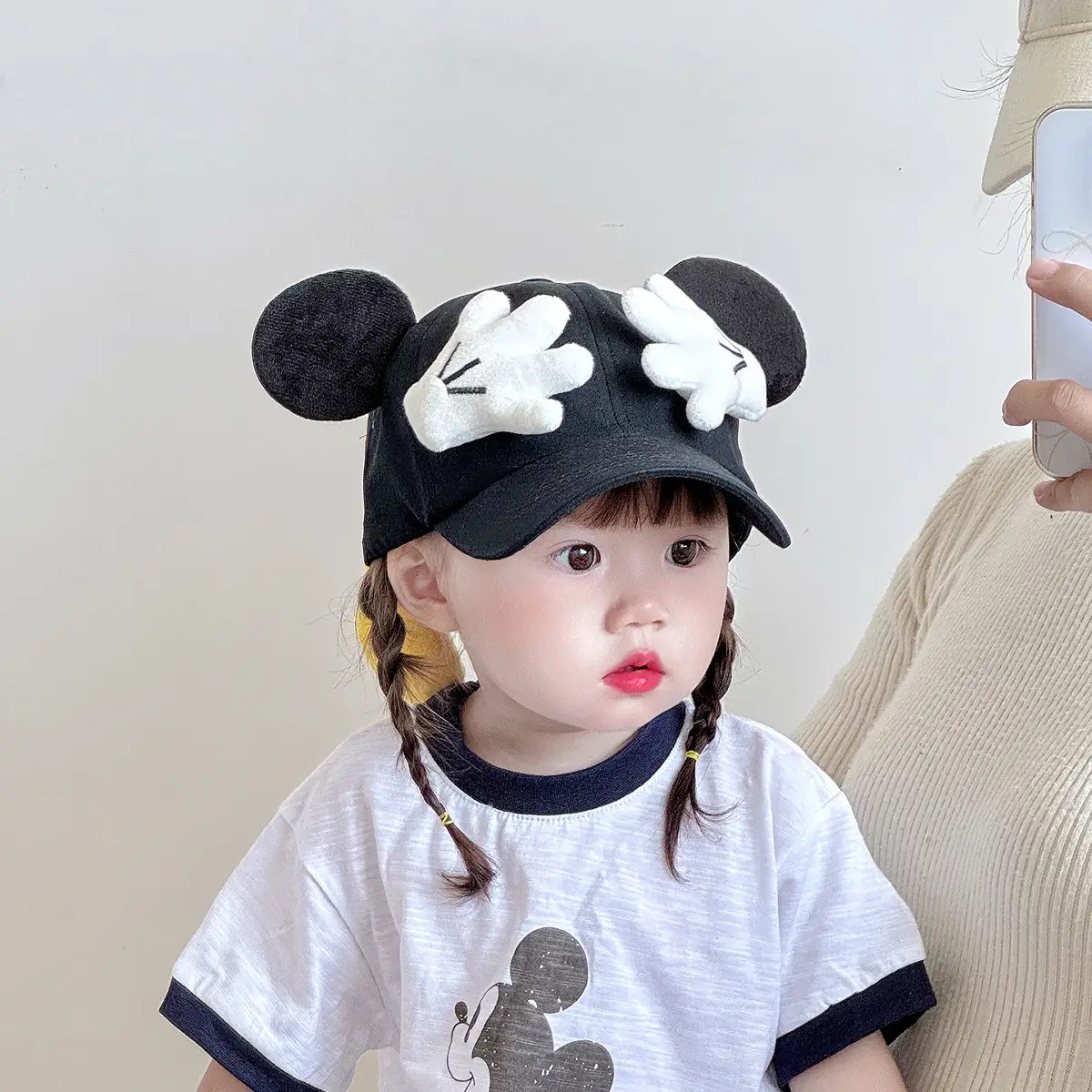 Mickey Mouse Sun Hat for Kids with Yellow Gloves — feature 2