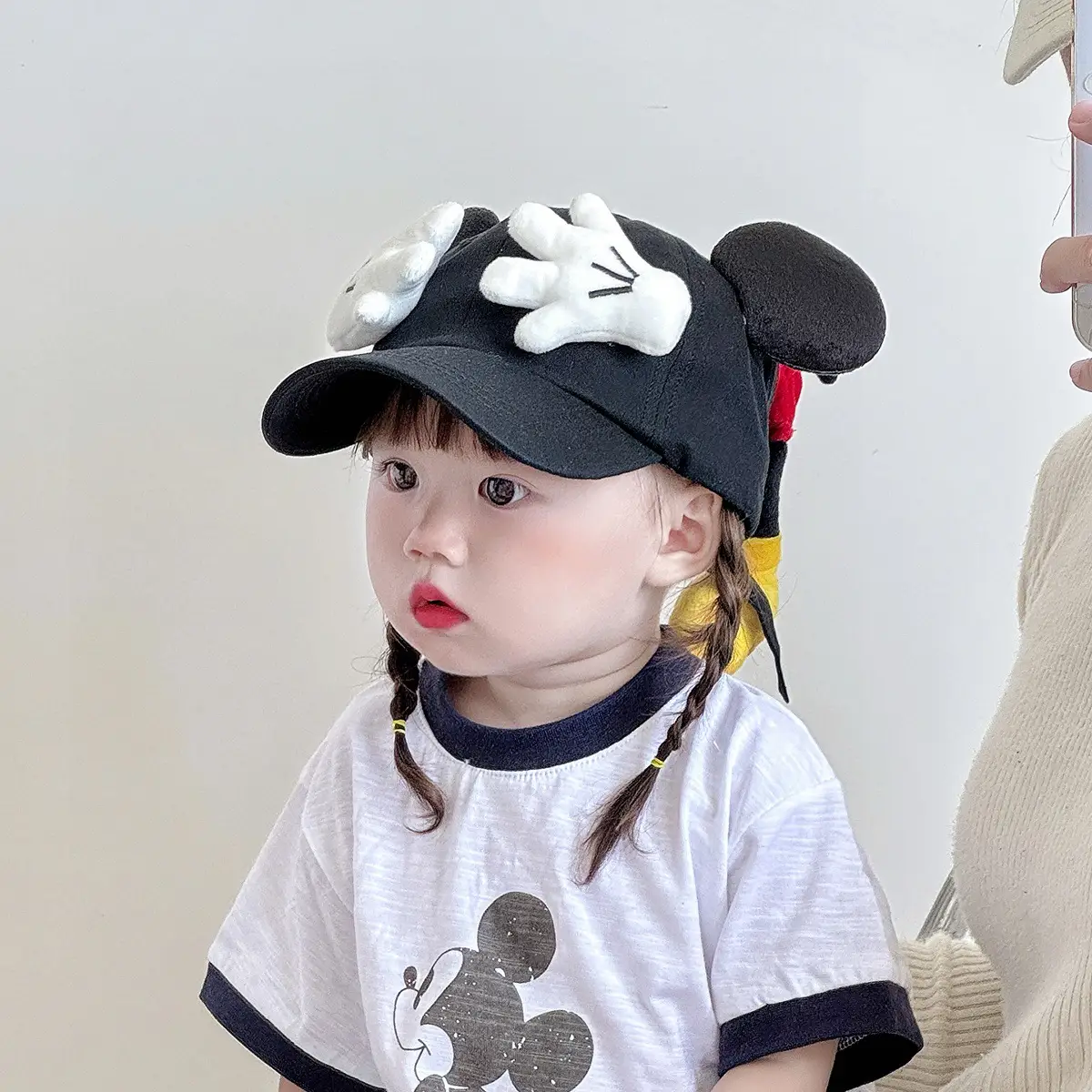 Mickey Mouse Sun Hat for Kids with Yellow Gloves — feature 5