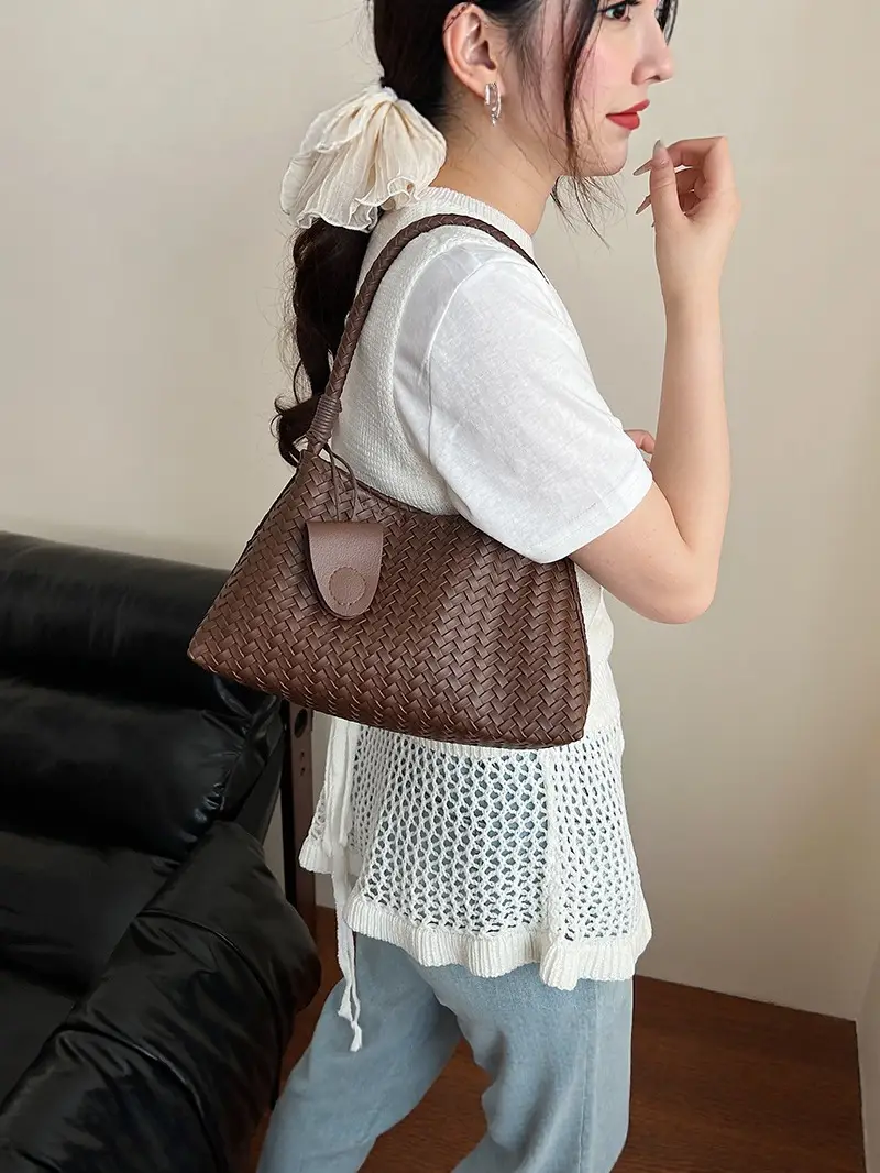 Light Brown Woven Shoulder Bag for Women 2025 - Image 9