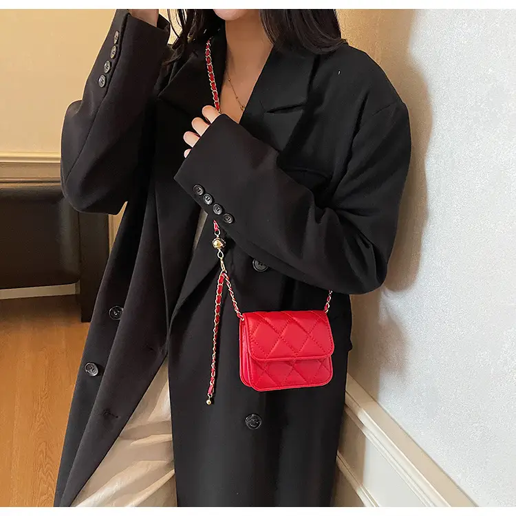 Women Quilted Gold Chain Crossbody Bag — feature 7