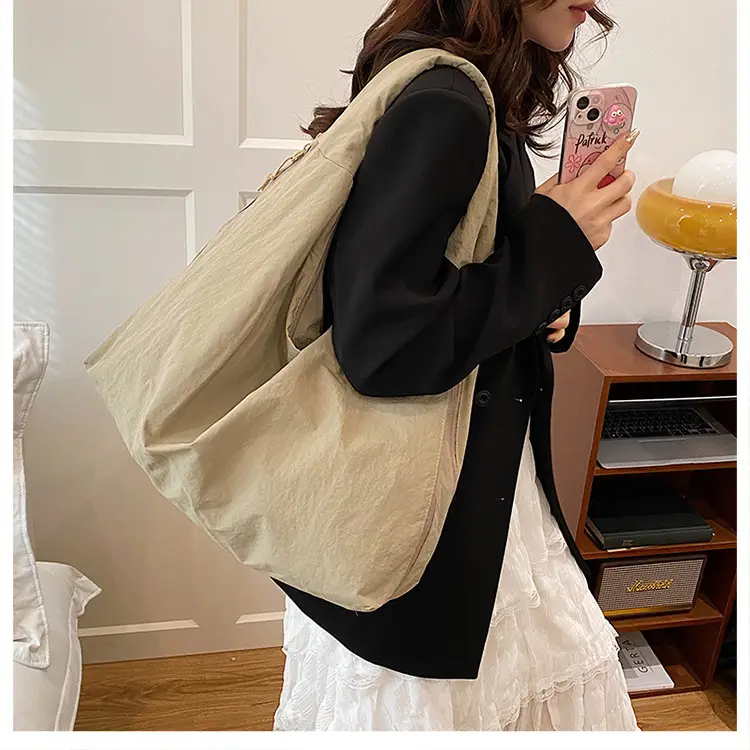Red Canvas Large Capacity Women's Commuter Bag — feature 15