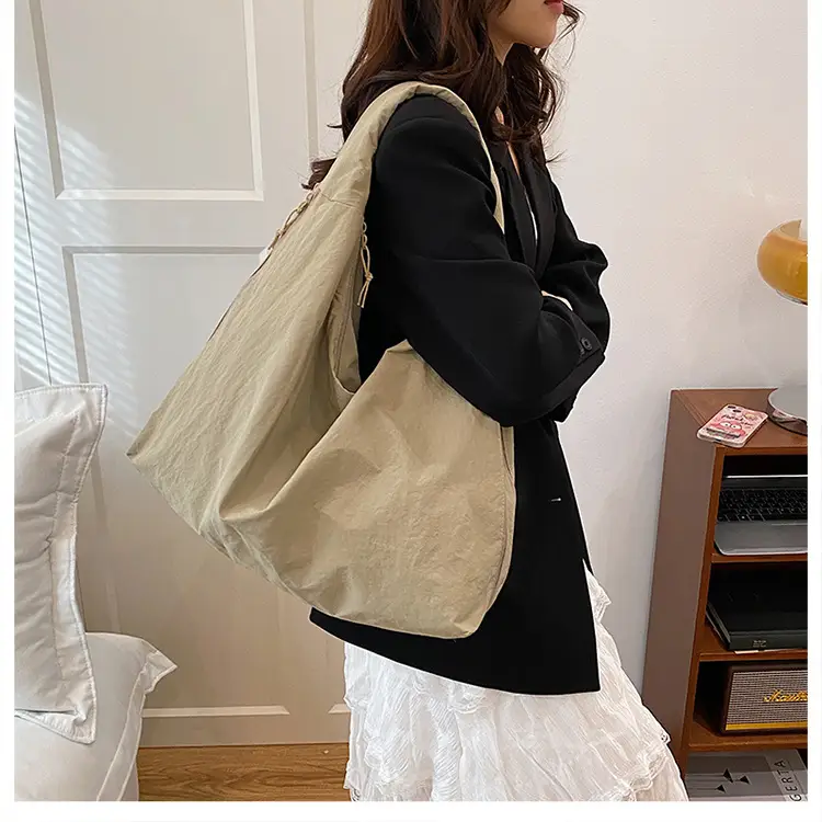 Red Canvas Large Capacity Women's Commuter Bag — feature 16