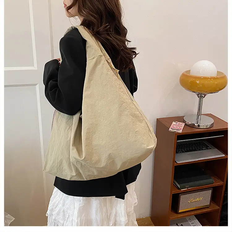 Red Canvas Large Capacity Women's Commuter Bag — feature 18