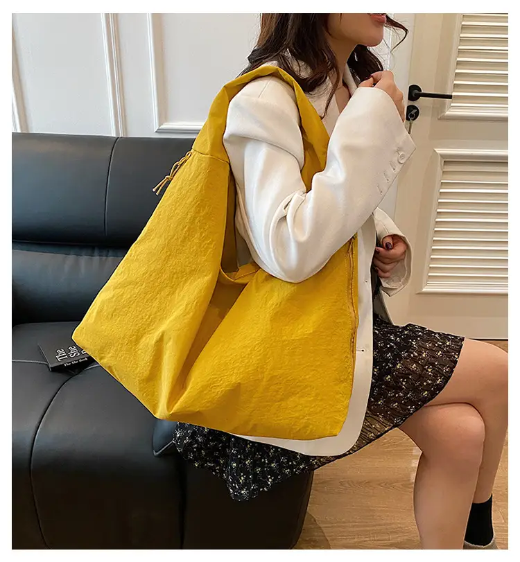 Red Canvas Large Capacity Women's Commuter Bag — feature 3