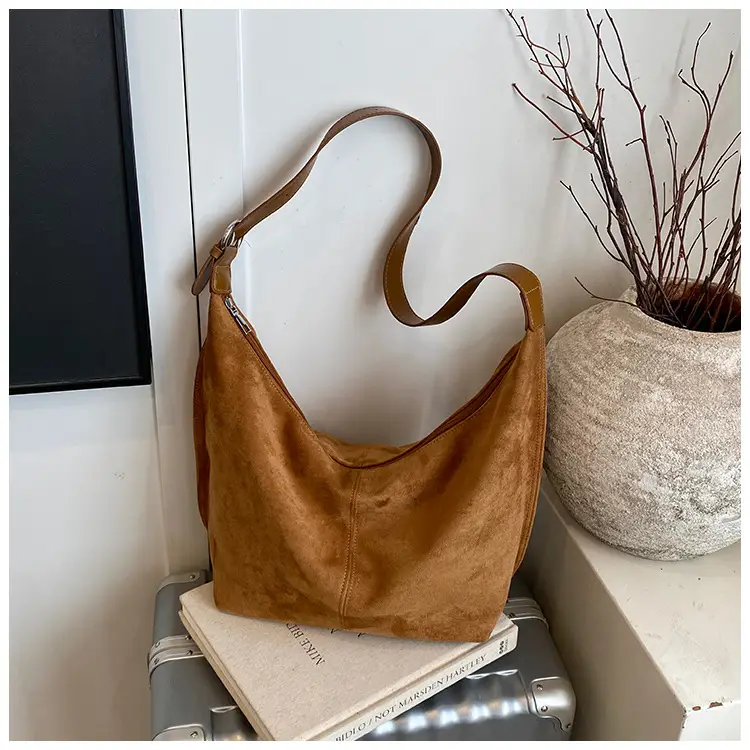 Women Large Capacity Retro Shoulder Bag Tan Leather — feature 15
