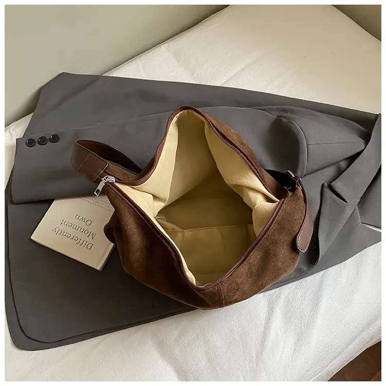 Women Large Capacity Retro Shoulder Bag Tan Leather — feature 7