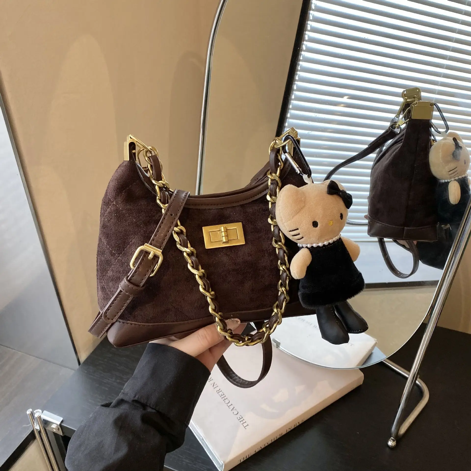Retro Crossbody Bag for Women Brown Gold Chain 2025 — feature 21