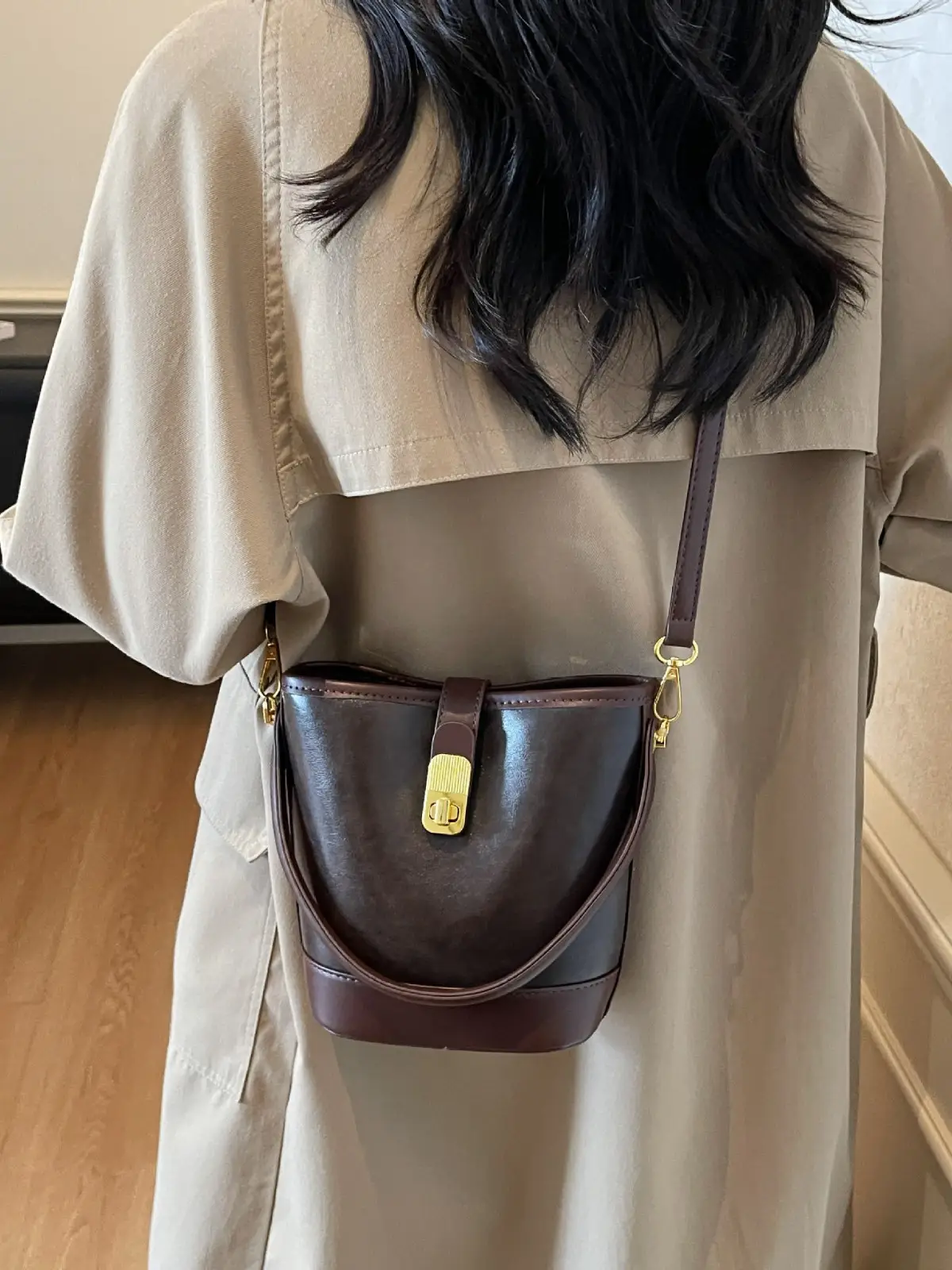 Women's Crossbody Bag Cream Brown Leather Design