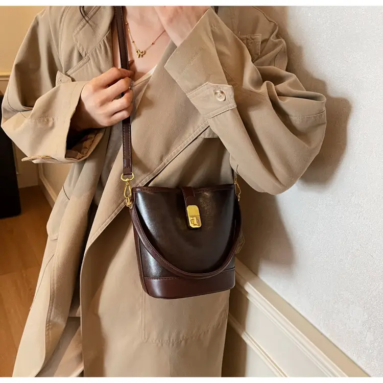Women's Crossbody Bag Cream Brown Leather Design — feature 5