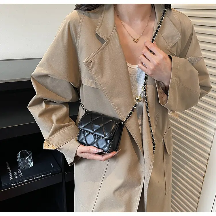 Women Quilted Gold Chain Crossbody Bag — feature 14