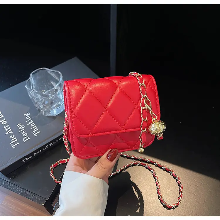 Women Quilted Gold Chain Crossbody Bag — feature 27