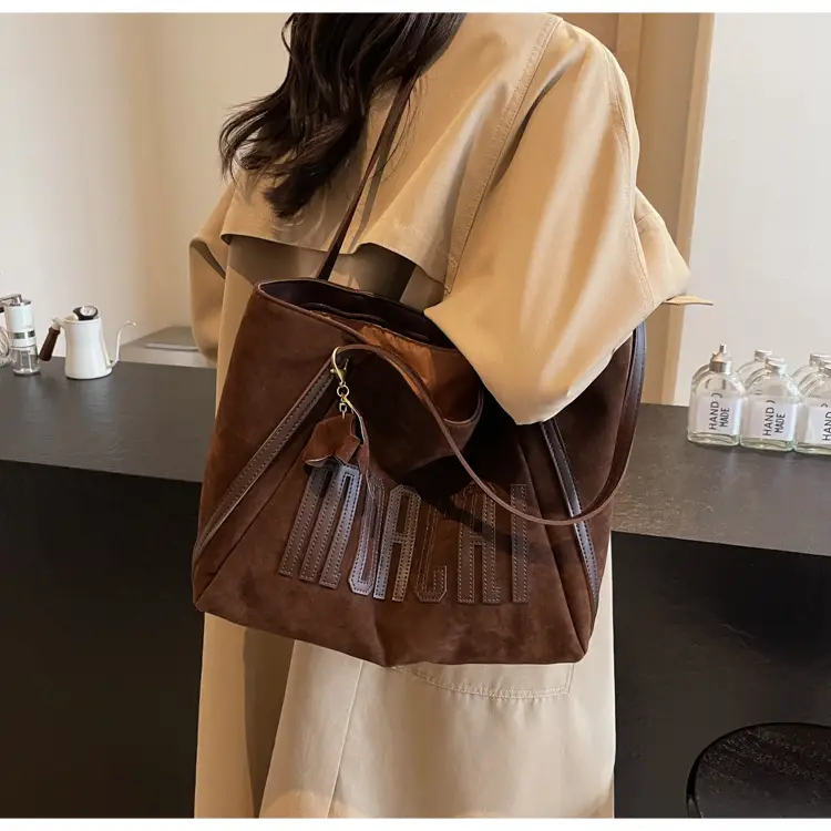 Women's Large Capacity Shoulder Bag Tan Leather 2025 — feature 12