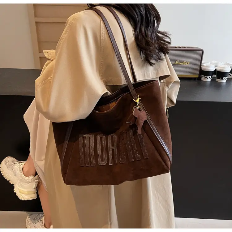 Women's Large Capacity Shoulder Bag Tan Leather 2025 — feature 13