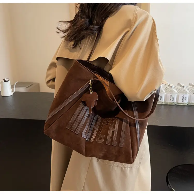 Women's Large Capacity Shoulder Bag Tan Leather 2025 — feature 14
