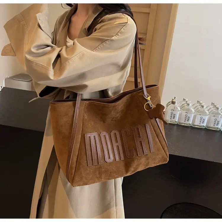 Women's Large Capacity Shoulder Bag Tan Leather 2025 — feature 15