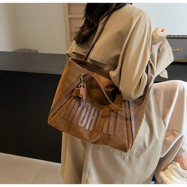 Women's Large Capacity Shoulder Bag Tan Leather 2025 — feature 17